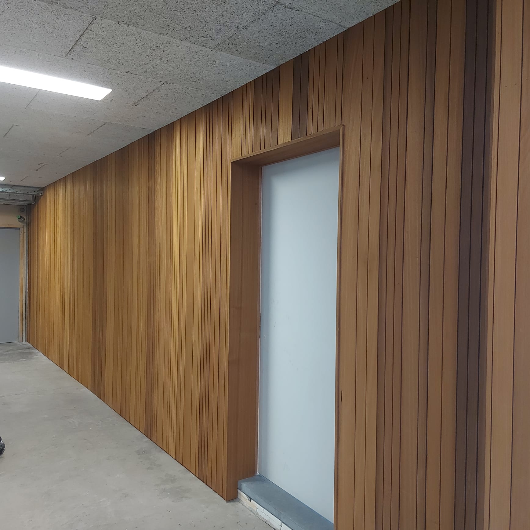 Houten wandbekleding geplaatst door Crevits Kurt