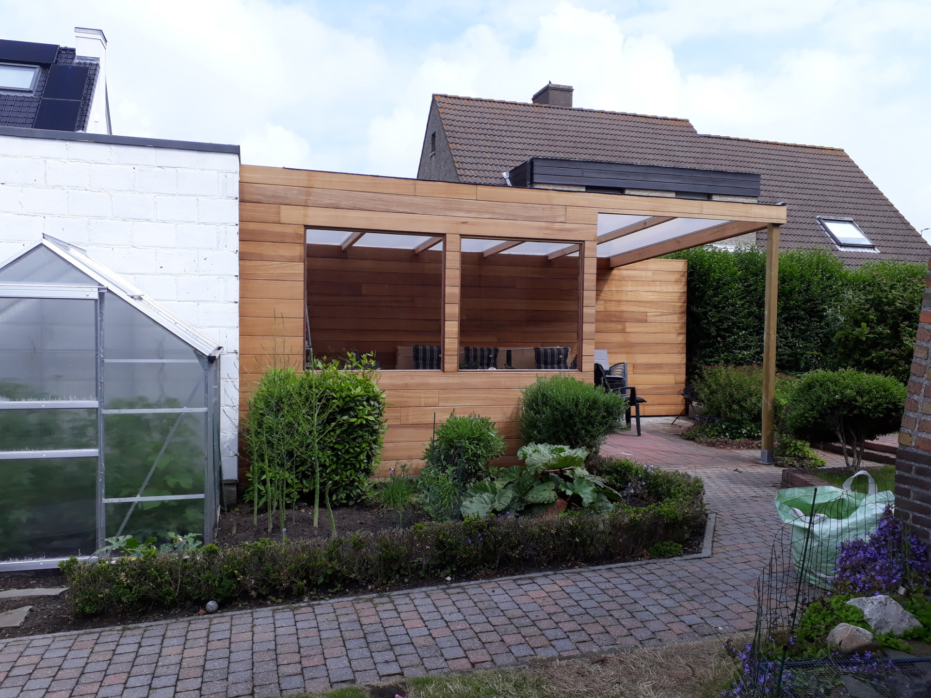 Houten overkapping met bergruimte