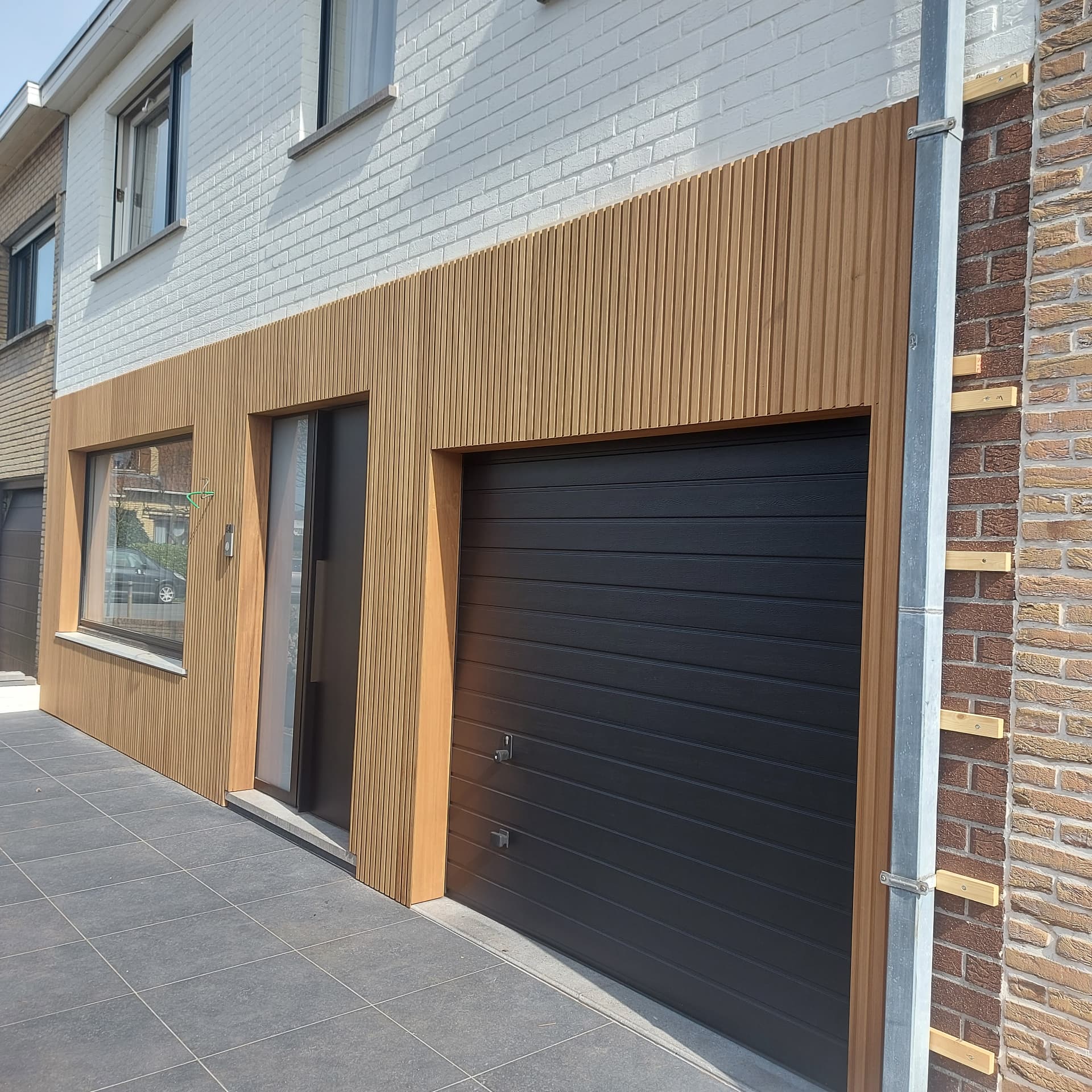 Gevelbekleding met garagepoort
