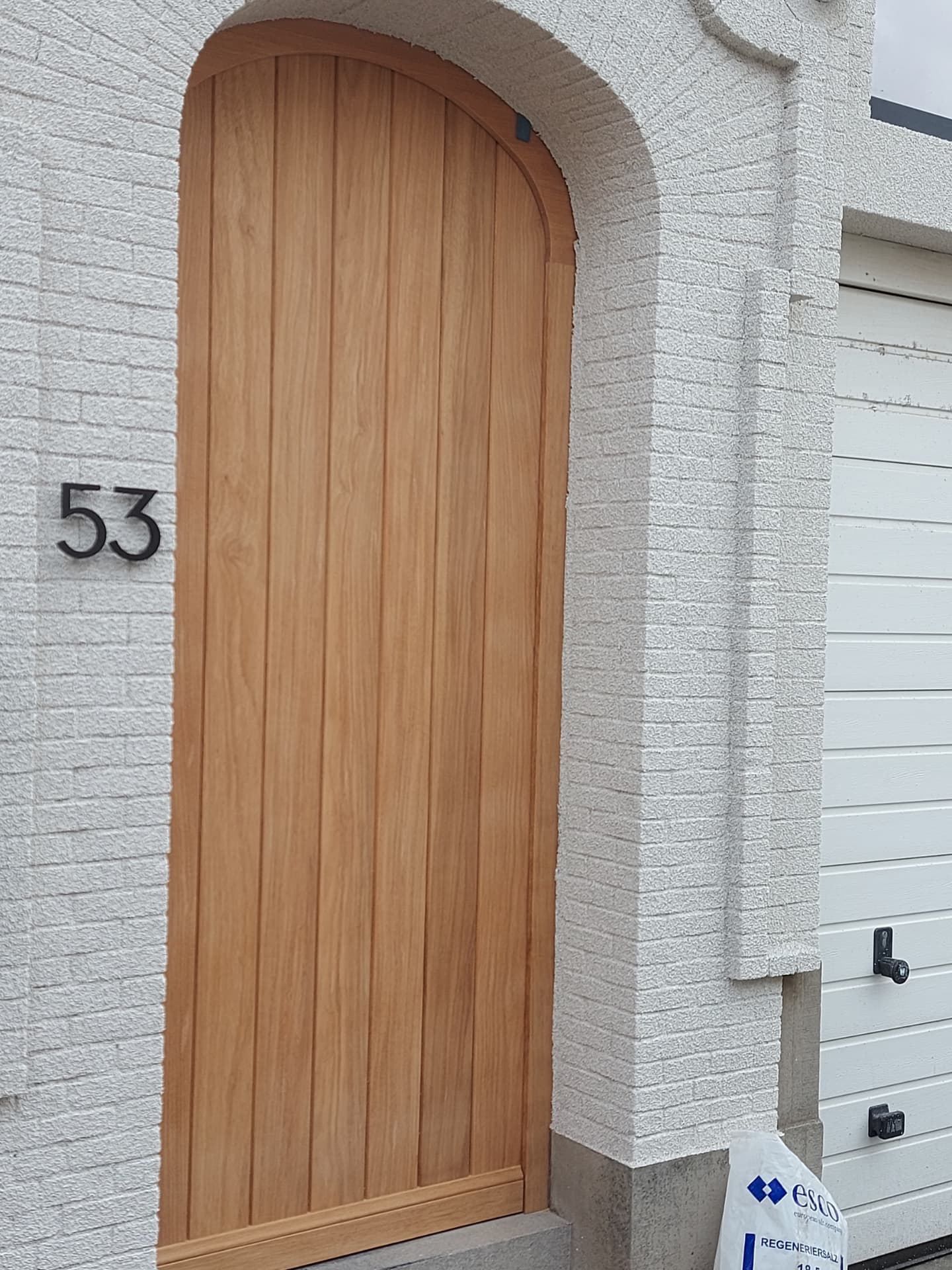 Houten buitendeur in boogopening