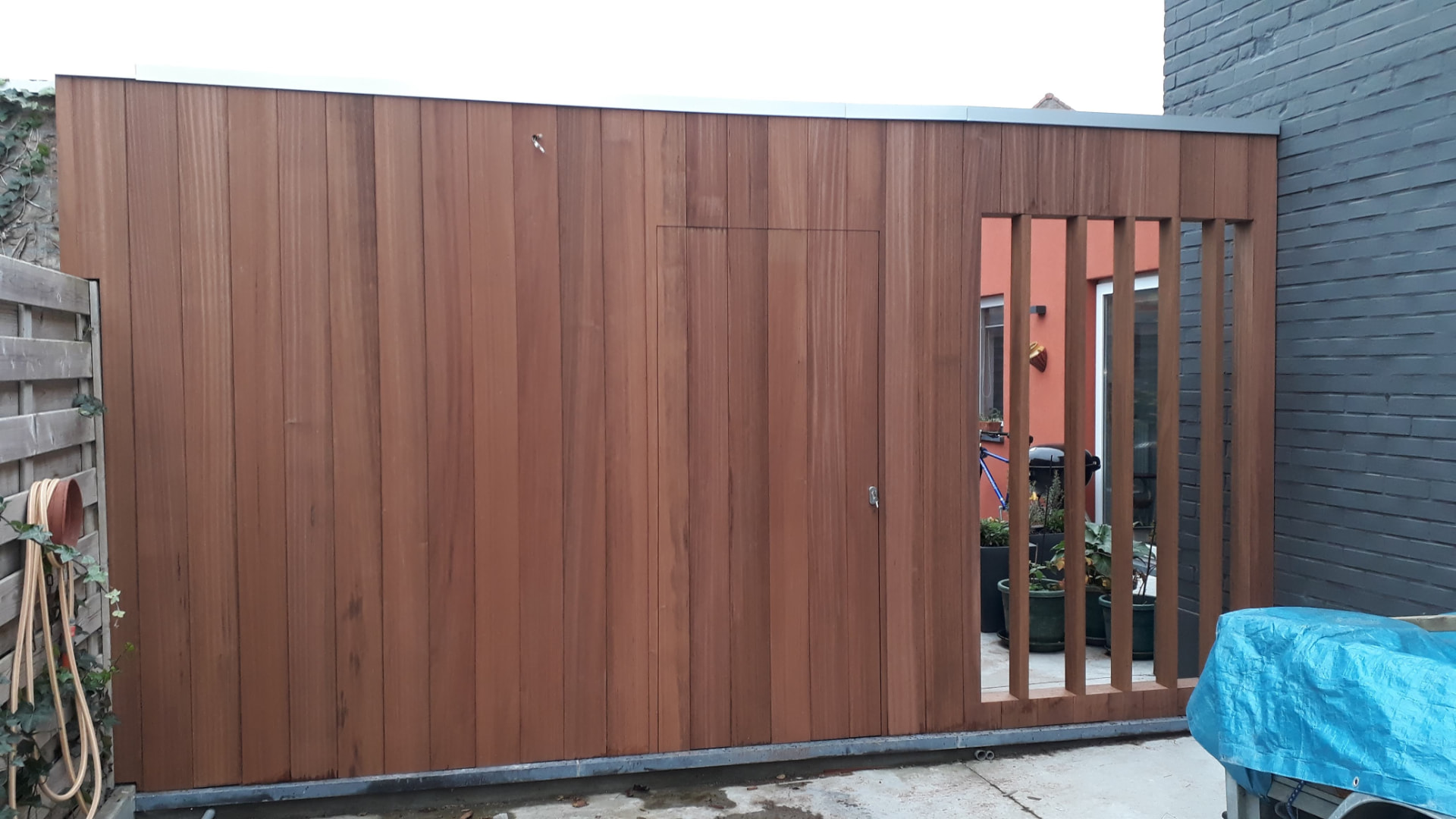 Houten tuinafscheiding met geïntegreerde deur