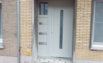 Grijze voordeur met ramen