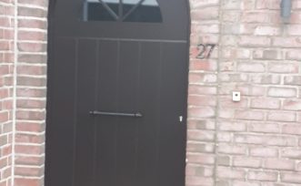 landelijke bruine buitendeur