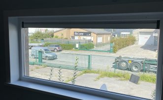 wit raam met zonwering